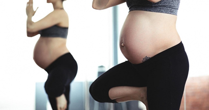 Schwangere Frauen beim Yoga Schwangere Frauen beim Yoga