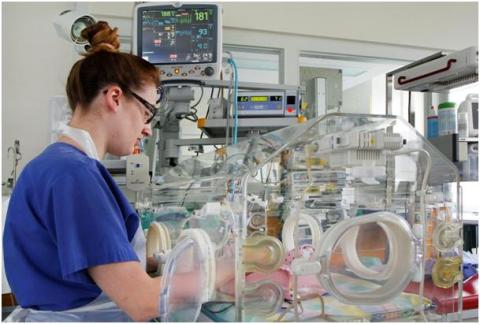Krankenschwester kümmert sich um Baby